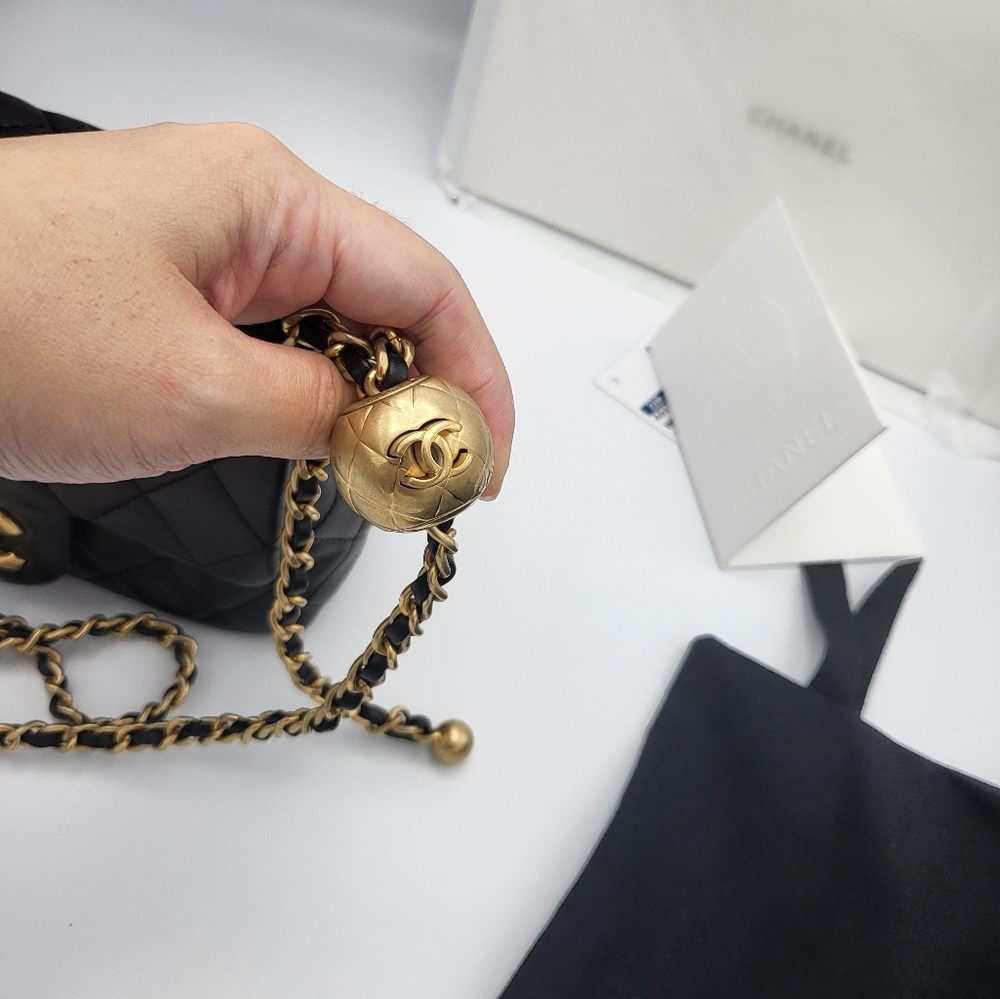 Excellent condition 2022 authentic Chanel 22B square mini Pearl Crush - Picture 9 of 17